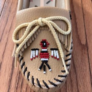 Minnetonka Thunderbird Softsole Moccasins, Natural Color, Women’s size 8.5 NEW